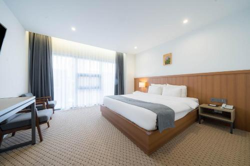 Postel nebo postele na pokoji v ubytování Davin Hotel