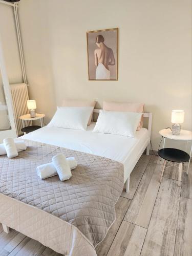 Double bed in a room dorm 5' from metro