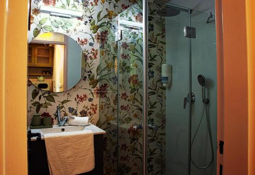 Ein Badezimmer in der Unterkunft Neve Shalom Hotel