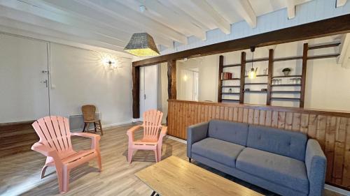 a living room with a couch and two chairs at Gîte Les Champs N°3 in Saint-Mathieu