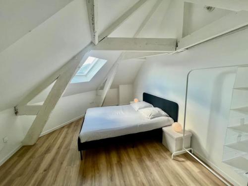 une chambre avec un lit dans un grenier dans l'établissement Appartement 2 CH 6 Pers, à Orléans