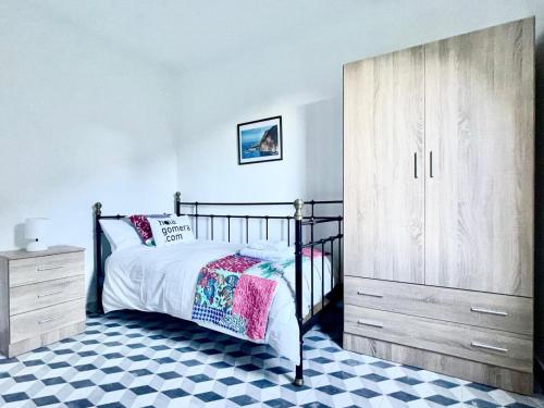 una camera da letto con un letto e un grande armadio in legno di Casa La Favorita a Valle Gran Rey