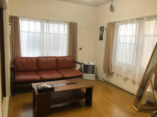 札幌市にあるTomahouseのソファとコーヒーテーブルのあるリビングルーム