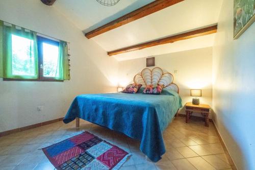 - une chambre avec un lit bleu dans l'établissement 30ciga, à Saint-Brès