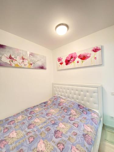 - une chambre avec un lit orné de deux peintures murales dans l'établissement Elegant studio MEN5335, à Cannes