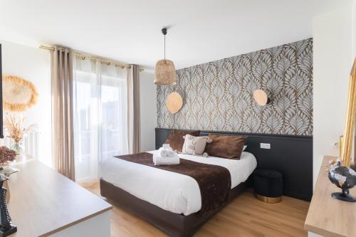 une chambre avec un lit et une grande fenêtre dans l'établissement Le Ty Sillon - Appt proche de la plage, à Saint-Malo