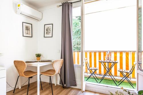 une salle à manger avec une table et des chaises et un balcon dans l'établissement Le landella, à Menton