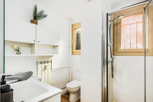 une salle de bain blanche avec des toilettes et un lavabo dans l'établissement Le landella, à Menton