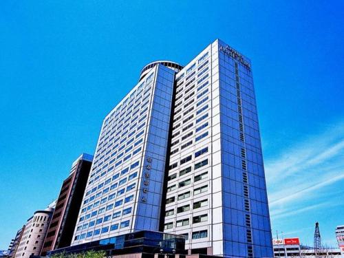 un grand bâtiment avec de nombreuses fenêtres au-dessus dans l'établissement Century Royal Hotel Sapporo, à Sapporo