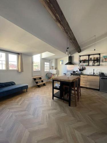 Il comprend un grand salon avec une table et une cuisine. dans l'établissement Ma fenêtre sur le Vieux Port!, à Marseille