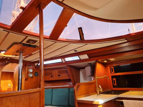 een interieur van een boot met een rond plafond bij Java Yate in Rota