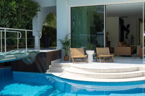 dom z 2 krzesłami i basenem w obiekcie Villa Stefani with Private Pool w Atenach