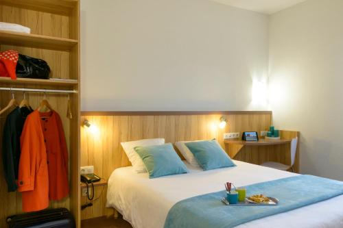 Кровать или кровати в номере Brit Hotel Reims Croix Blandin