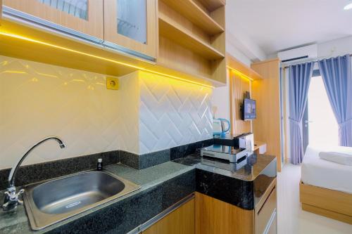 Kuchyň nebo kuchyňský kout v ubytování Serene Stay Studio Transpark Cibubur Apartment By Travelio