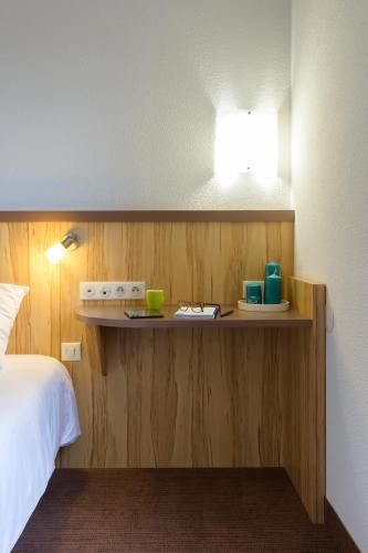 Кровать или кровати в номере Brit Hotel Reims Croix Blandin