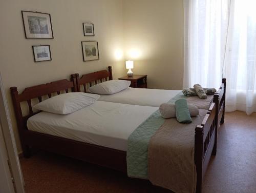 ROOM 2 single beds 5' from metro