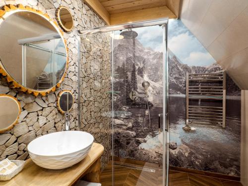 Kúpeľňa v ubytovaní Apartamenty Małe Ciche z jacuzzi ogrodowym, widokiem na TATRY i SKY WALK