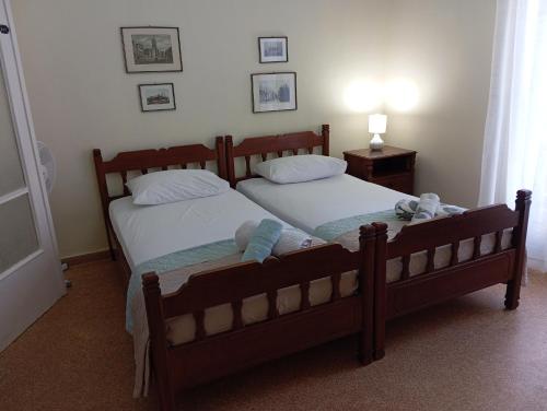 ROOM 2 single beds 5' from metro