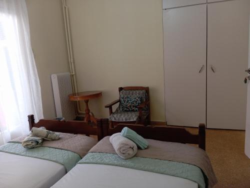 ROOM 2 single beds 5' from metro