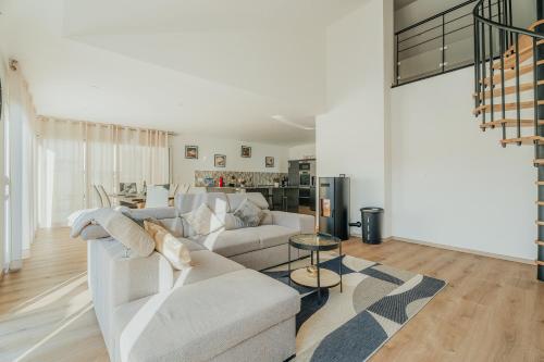 un salon avec un canapé et une table dans l'établissement Maison avec jardin proche Dinan, à Trévron