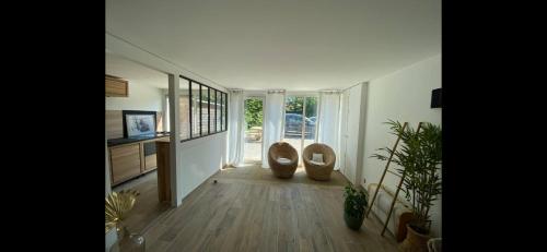 - un salon avec deux chaises assises au sol dans l'établissement Villa La Rochelle, à La Rochelle