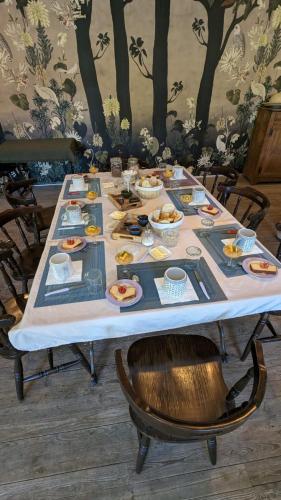 une table avec des assiettes de nourriture dans l'établissement L'Estive du Claux, à Le Claux
