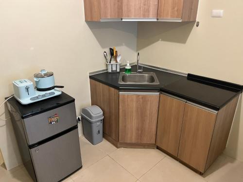 Avida Riala Tower 3 unit 2614 في مدينة سيبو: مطبخ صغير مزود بحوض ومبرد