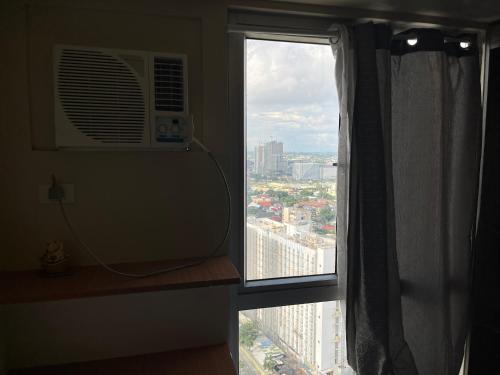 Avida Riala Tower 3 unit 2614 في مدينة سيبو: غرفة بها نافذة ومكيف هواء