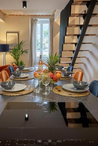 une table avec des assiettes de nourriture et des verres à vin dans l'établissement Le Filet Suspendu-Expérience-WIFI-CLIM, à Toulon