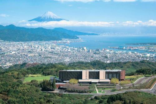 a view of a city with a mountain in the background at Nippondaira Hotel in Shizuoka