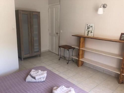 - une chambre avec 2 serviettes assises sur un lit dans l'établissement La Bergerie du Clot, à Val-de-Chalvagne