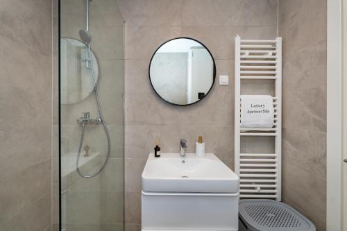 Ένα μπάνιο στο Luxury apartment Niko - garage space and panoramic view