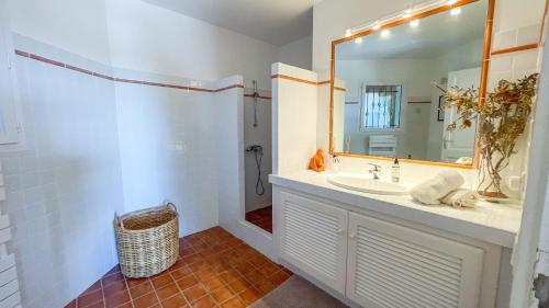 une salle de bain avec un lavabo et un miroir dans l'établissement Villa Dolce Vita, à Sainte-Lucie de Porto-Vecchio