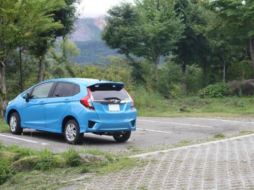 a blue car parked in a parking lot at Petit Hotel Hoshi no Shizuku in Kitashiobara