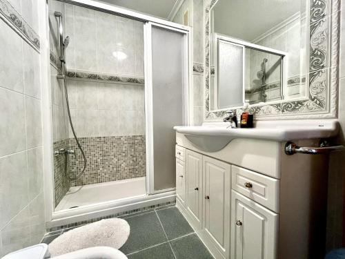 Et badeværelse på Niza 8 by United Renters