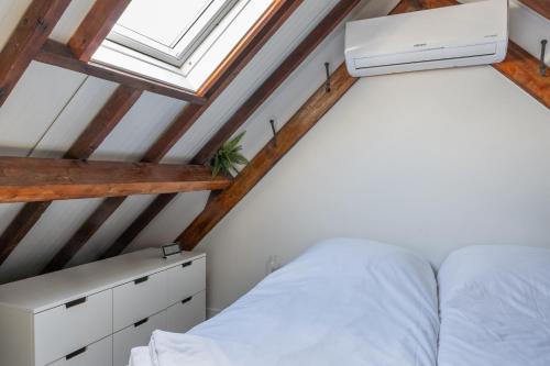 Postel nebo postele na pokoji v ubytování Gezellig vakantiehuis in Wolphaartsdijk bij het Veerse Meer
