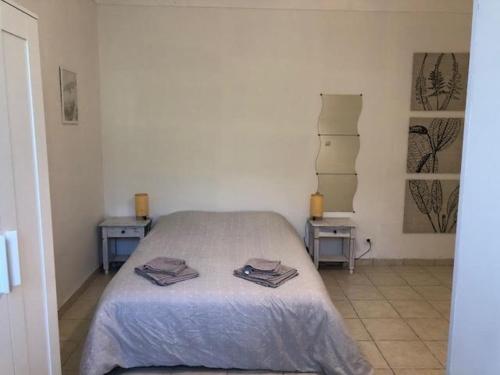 une chambre avec un lit avec des serviettes dessus dans l'établissement La Bergerie du Clot, à Val-de-Chalvagne