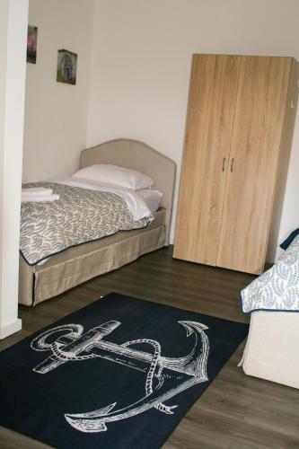 a bedroom with a bed and a rug on the floor at Seehafen Hostel in Hamburg