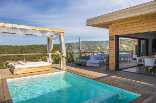 une maison avec une piscine sur une terrasse avec un patio dans l'établissement Liliekaena, à Albitreccia