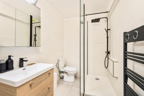 une salle de bain avec toilettes, lavabo et douche dans l'établissement Studio moderne, à Menton