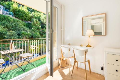 une chambre avec un balcon avec une table et des chaises dans l'établissement Studio moderne, à Menton
