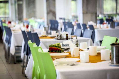 En restaurant eller et andet spisested på Sanatorium Równica