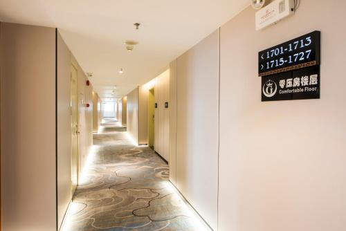 Foshan Jiagao Business Hotelに飾ってある許可証、賞状、看板またはその他の書類