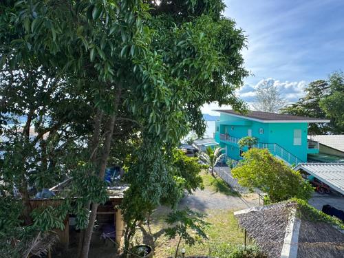 Κήπος έξω από το Sea Dreamer Beachfront Apartments