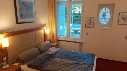a bedroom with a bed and a window at die Villa, Zimmer 26, DZ in Leverkusen