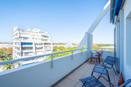 d'un balcon avec des chaises et une table. dans l'établissement Sérénité à la Mer Vue Mer d'exception Parking Privé Clim wifi fibre, à La Grande Motte