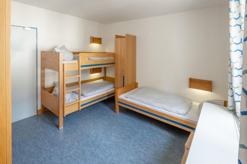 Postel nebo postele na pokoji v ubytování Jugendherberge Freiburg