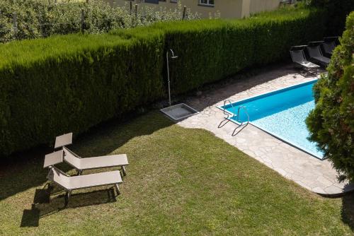 an overhead view of a swimming pool with lounge chairs at Weingarten Terlan - Rooms & Breakfast in Terlano
