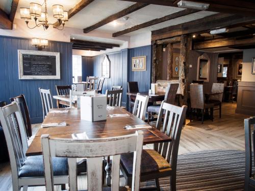Restaurant o iba pang lugar na makakainan sa De Trafford Arms by Chef & Brewer Collection