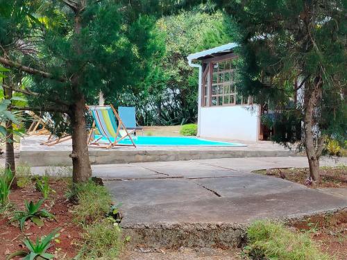 a yard with a pool and a lawn chair at Le refuge du pêcheur in Tambe